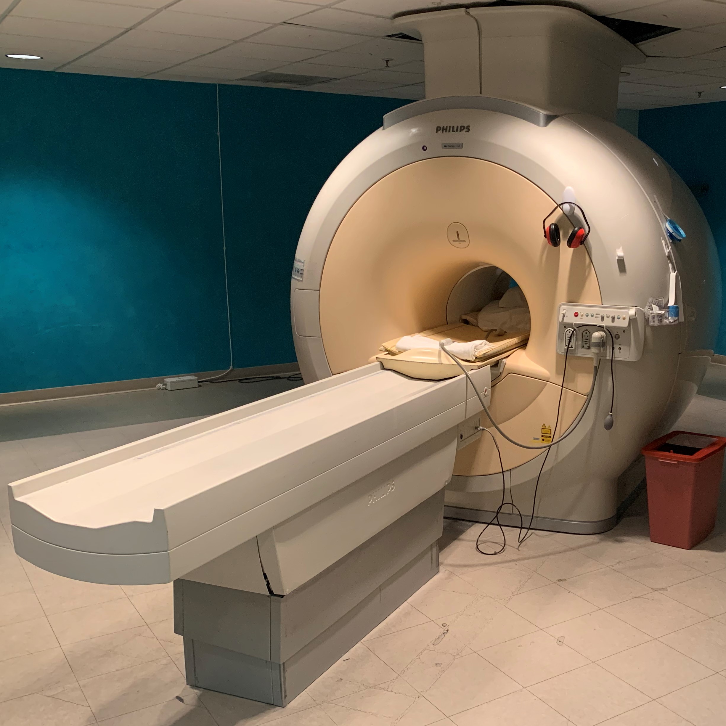 mri vs ct scan. philips mri scanner